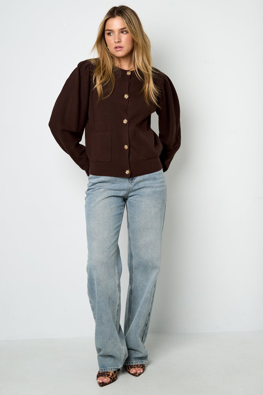 Strickjacke mit floralen Knöpfen Bild11